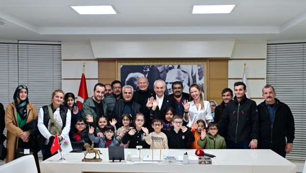 Başkan Kocagöz, görme sorunu olan öğrencilere gözlüklerini teslim etti 