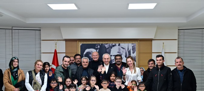 Başkan Kocagöz, görme sorunu olan öğrencilere gözlüklerini teslim etti