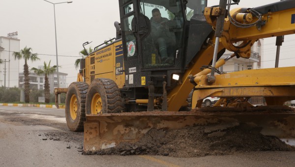 Kepez’de yağmur sonrası yollara hızlı müdahale 