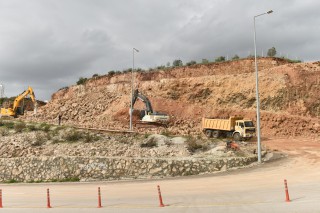 Kepez’den M. Fatin Gökmen Caddesi’nde heyelan riskine müdahale