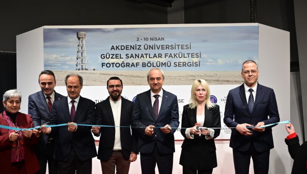 Kepez’de anlamlı sergi: AÜ. mezunu genç sanatçıların objektifinden hayat 