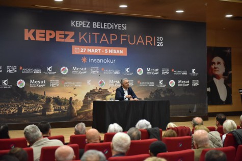 Ümit Uysal, Kepez Kitap Fuarı’nda okurlarla buluştu