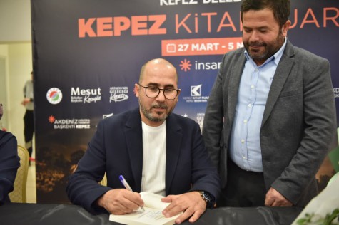 Kepez Kitap Fuarı’nda Yazar Hacı Yusuf Sayın, Zengibar’ın  Gölgesi’ni tanıttı, gelirini köy okuluna bağışladı