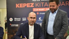 Kepez Kitap Fuarı’nda Yazar Hacı Yusuf Sayın, Zengibar’ın  Gölgesi’ni tanıttı, gelirini köy okuluna bağışladı