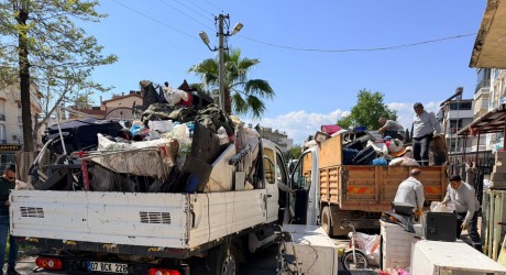 Kepez Belediyesi’nden çöp ev temizliği; Aynı adresten 3 operasyonda toplam 20 kamyon çöp çıkarıldı
