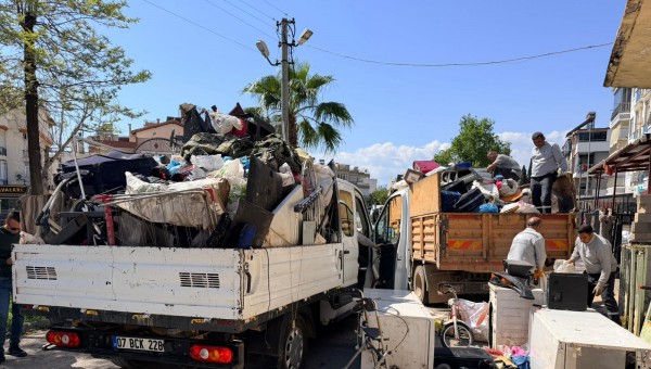 Kepez Belediyesi’nden çöp ev temizliği; Aynı adresten 3 operasyonda toplam 20 kamyon çöp çıkarıldı 