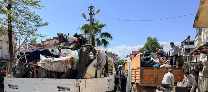 Kepez Belediyesi’nden çöp ev temizliği; Aynı adresten 3 operasyonda toplam 20 kamyon çöp çıkarıldı