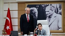 Kepez’de 23 Nisan coşkusu; Başkan Kocagöz koltuğunu 10 yaşındaki Ömer’e bıraktı