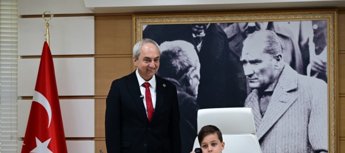Kepez’de 23 Nisan coşkusu; Başkan Kocagöz koltuğunu 10 yaşındaki Ömer’e bıraktı