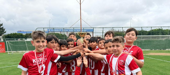 Kepez’de minik kramponlar kupalarını aldı