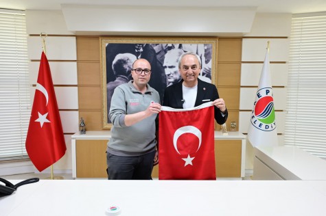 Kocagöz’den bayrağına sahip çıkan belediye personeline ödül