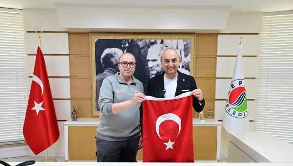 Kocagöz’den bayrağına sahip çıkan belediye personeline ödül 