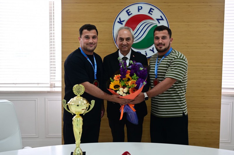 Kepez’in Yağlı Güreşçileri Başkan Kocagöz’ü Ziyaret Etti