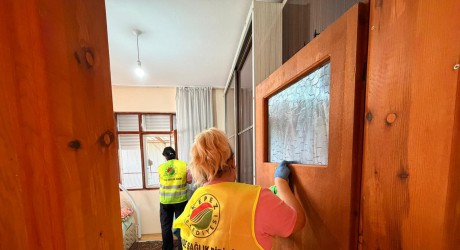 Kepez Belediyesi’nden anlamlı hizmet; Şehit ve gazi evlerinde bayram temizliği