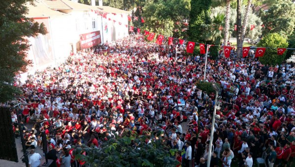 Dokumapark’ta milli heyecan: binlerce Antalyalı Kepez’de dev ekranda buluştu 