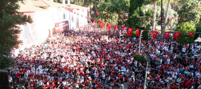 Dokumapark’ta milli heyecan: binlerce Antalyalı Kepez’de dev ekranda buluştu