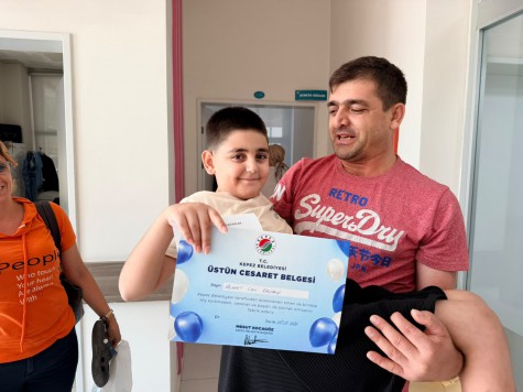 Kocagöz, sünnet olan çocukları “Üstün Cesaret Belgesi’ ile ödüllendirdi