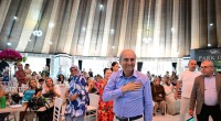 Kocagöz, kadınların matine coşkusuna ortak oldu