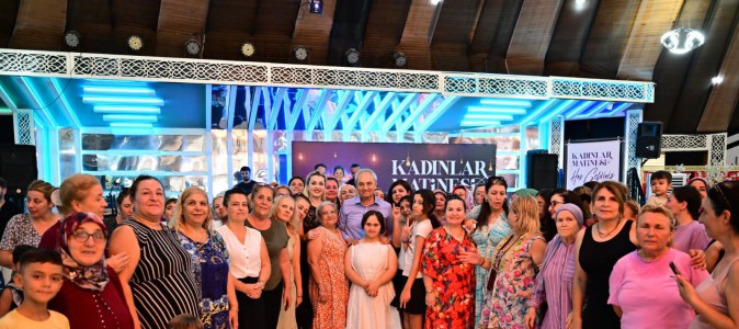 Kocagöz, kadınların matine coşkusuna ortak oldu