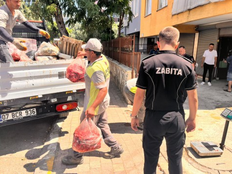 Kepez’de gıda deposuna denetim: 152 kilo et ve 20 bidon turşuya el konuldu