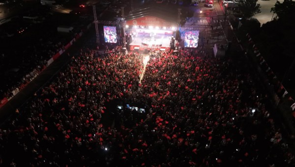 Kepez’de Zafer coşkusu: Binlerce Antalyalı Dokumapark’ta buluştu 
