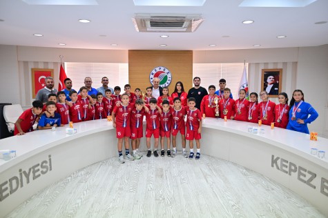 Kepez’in genç şampiyonları Başkan Kocagöz’ü ziyaret etti