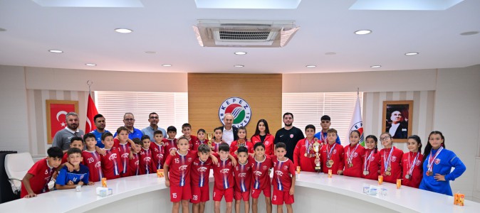 Kepez’in genç şampiyonları Başkan Kocagöz’ü ziyaret etti