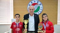Kepez’in genç şampiyonları Başkan Kocagöz’ü ziyaret etti