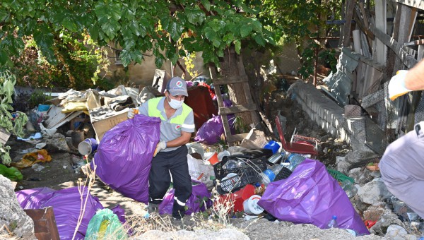 Kepez’de çöp ev operasyonu: 6 kamyon çöp çıktı 