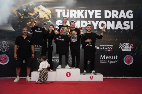 Motosiklet Tutkunları Kepez'e akın etti: Türkiye Drag Şampiyonası'nın Şampiyonları Kürsüde